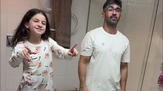 父女俩对着镜子一起跳舞，现场画面温馨又欢乐~看看谁的表现更好呢？