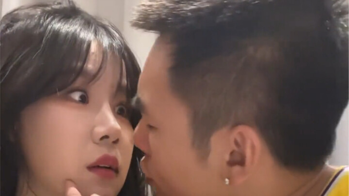 حول وجهي المزدوج أمام صديقتي وأختي~