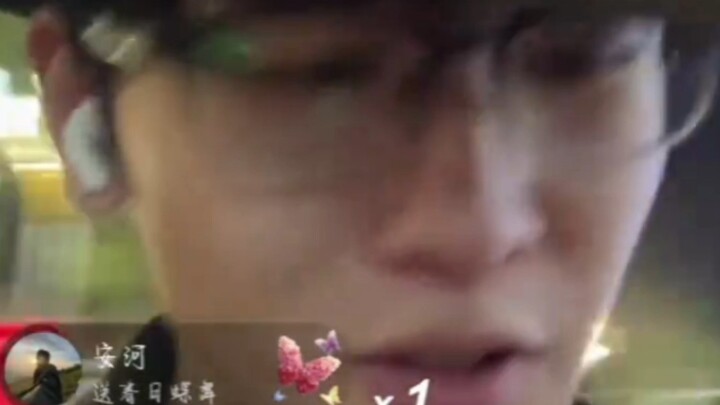 Tập phát sóng đầu tiên bùng nổ nhất của Đường Gia Kỳ: Cười thả ga, cuối chương trình còn trình diễn 