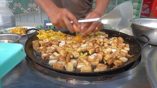 Xe bột chiên trên vỉa hè Sài Gòn giá bình dân, bán đủ thứ loại để phục vụ cho bà