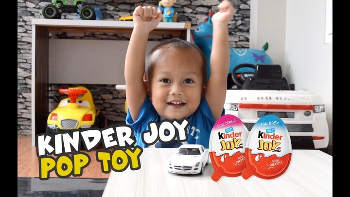 LUCU BANGET..Balita Lucu Main Mobil Sambil Buka Kinder Joy dan Pop Toy | Surprise Eggs