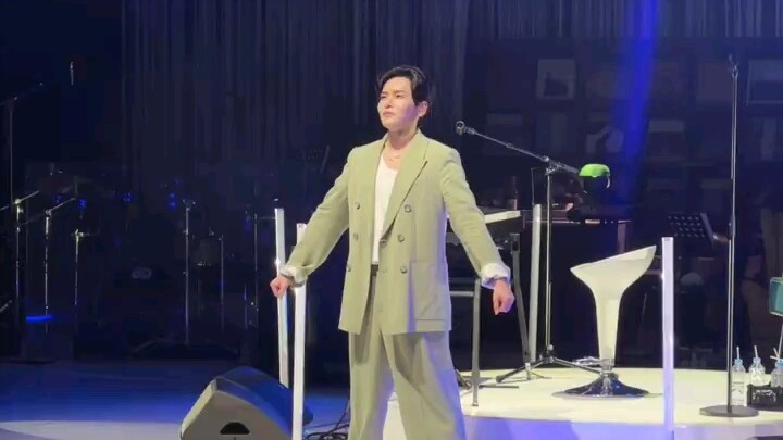 ريووك يتحدى الجاسوس، الرجل الأزرق في الجمهور يجب أن يكون يتعرق بغزارة، يمر