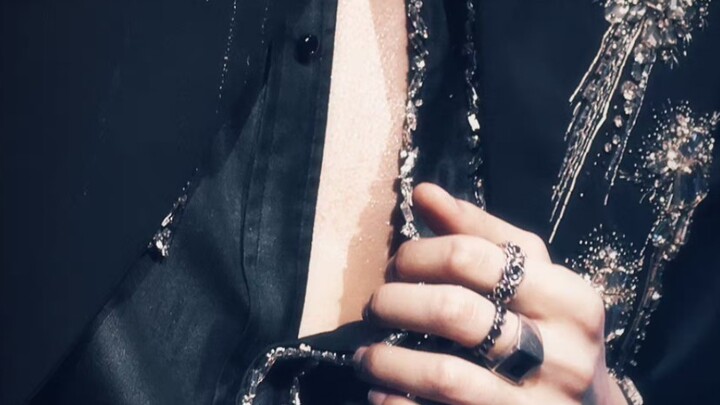 During the dance break at the idol’s birthday concert, a button came undone…