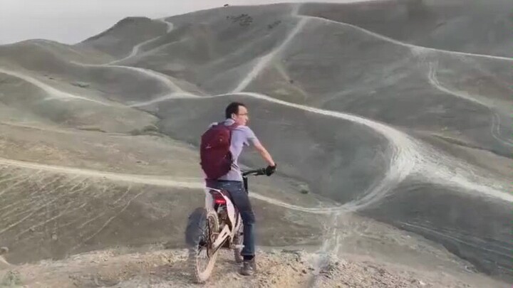 السيارة: انزل أنت بنفسك، فأنا لا أجرؤ على المضي قدمًا.