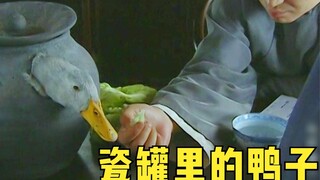 掌柜把鸭子装进坛子里喂养。