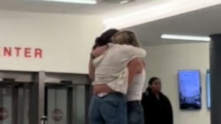 Lần đầu gặp bạn gái ở sân bay! Ngọt ngào quá~