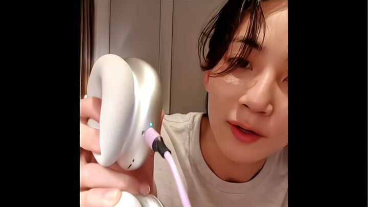 จิ้งฮั่น: ทำไมหูฟังฉันไม่ติดเลยล่ะ? แคลร์: ฉันก็ไม่รู้เหมือนกัน ฮ่าๆๆ