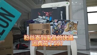 粉丝寄到家里的快递，居然有csm腰带，比行李箱大，不过这回是我木有看过的骑士。还是挺帅的。