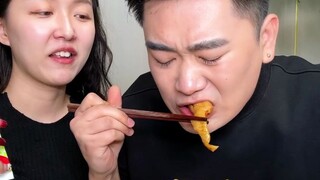 #Lemon Boneless Chicken Feet vs. Binbin in a wasabi-eating contest—guess who won?