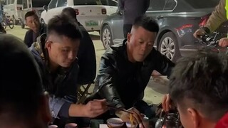 说不上为什么，他变得很主动