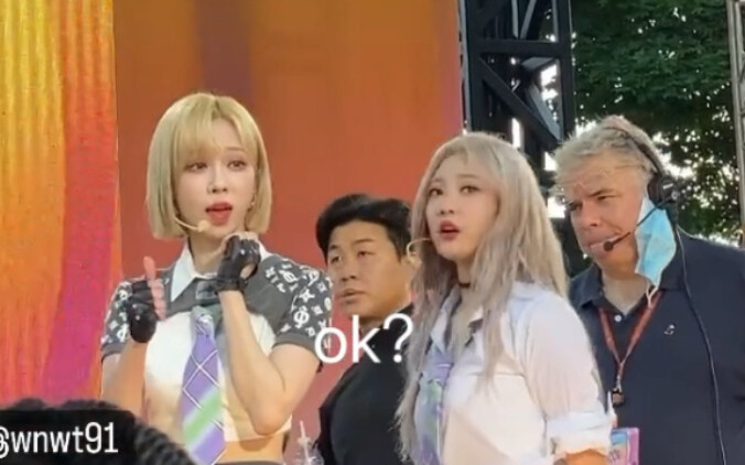 Seeing fans in the audience faint, Jiji and Winter immediately stopped dancing and called for staff—