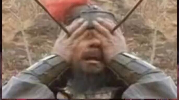 Passersby analyze the winners and losers of the characters based on a picture