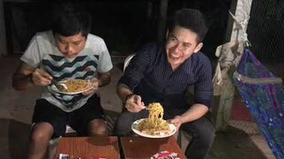 แข่งกินมาม่ากับอาร์มแต่แล้วต้องยอมแพ้อาร์ม