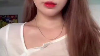 她还是那么的会扭