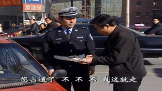 出租车司机违停吃盒饭，交警一看是吃萝卜白菜，直接温情执法！
