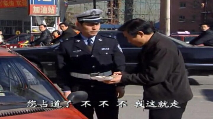 出租车司机违停吃盒饭，交警一看是吃萝卜白菜，直接温情执法！