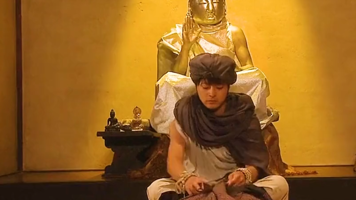 If you don't laugh your abs into six-pack after watching this, I'll eat my words.