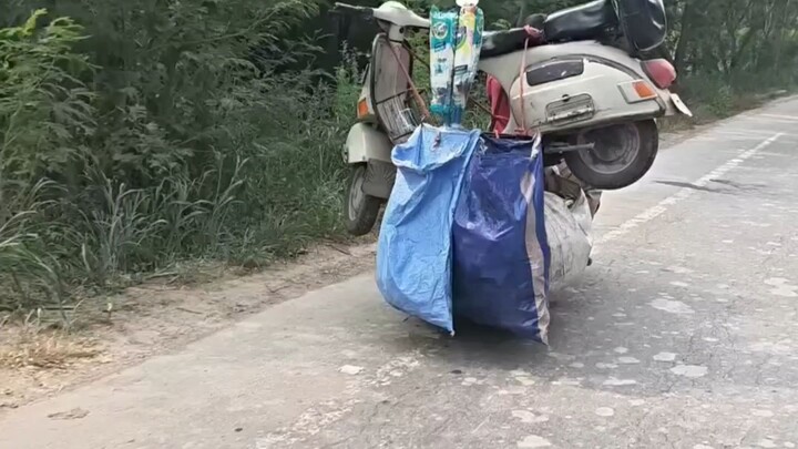 😂 भाई ने स्कूटर को स्कूटर नहीं, चलता-फिरता गोदाम बना दिया!