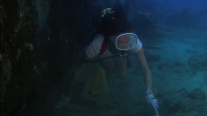 A woman suffered an accident while diving underwater.
