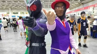 Oke, sekarang aku tahu konvensi komik mana yang memiliki homoseksual paling banyak.