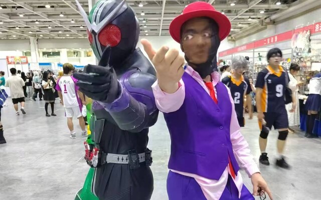 Oke, sekarang aku tahu konvensi komik mana yang memiliki homoseksual paling banyak.