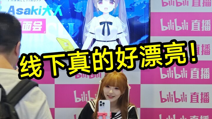Antrian untuk bertemu dengan Asaki-sama di acara meet and greet itu panjang banget!! Ini baru namany