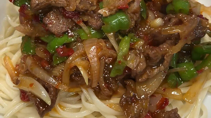 Authentic Xinjiang mixed noodles in Xi’an’s northern suburbs—so delicious!