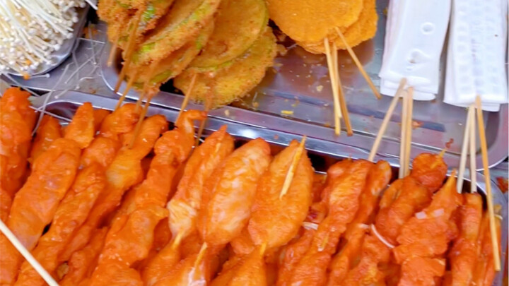 Lớn lên rồi mới mê mấy xiên chiên bẩn mà oách này.