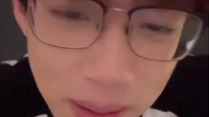 Tưởng Hồ: Tiểu Hồ đã ngồi lên chiếc xe lắc phiên bản Tiểu Tưởng!