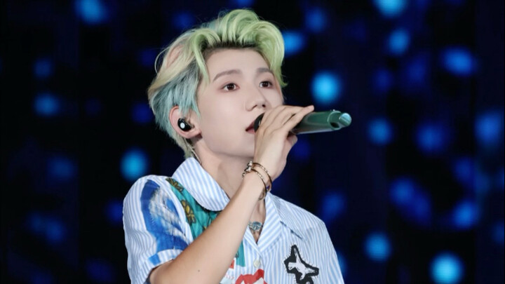 Wang Yuan’s Chongqing concert guest: Wakin Chau. The two sang “Blue and White Porcelain” together—le