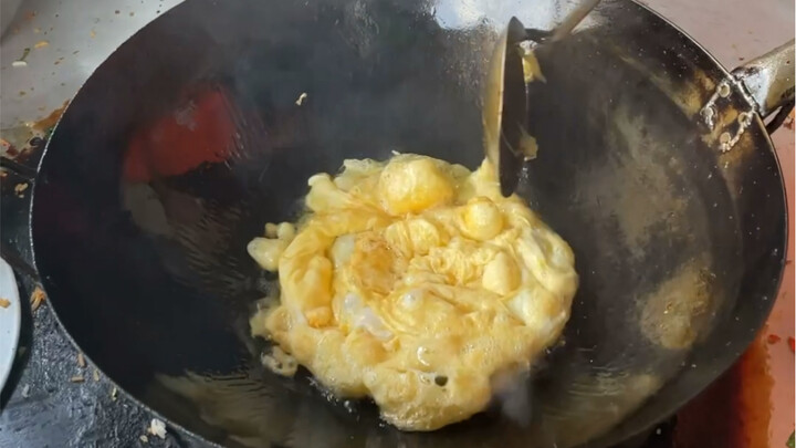 هذا أبسط أرز مقلي بالبيض رأيته في حياتي، لكن مذاقه لذيذ!