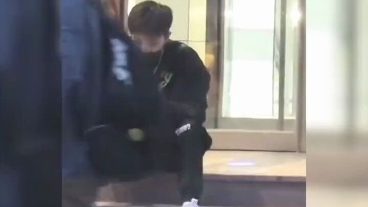 Các paparazzi chụp được Trương Hân Diêu, cái miêu tả này làm tôi cười bò luôn các thành viên ơi, tất