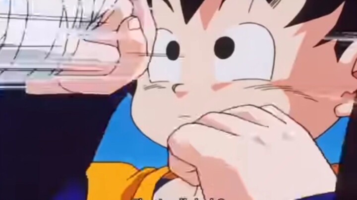 SON GOKU DENGAN SANTAI NYA MENGHINDARI PUKULAN DARI LAWAANYA