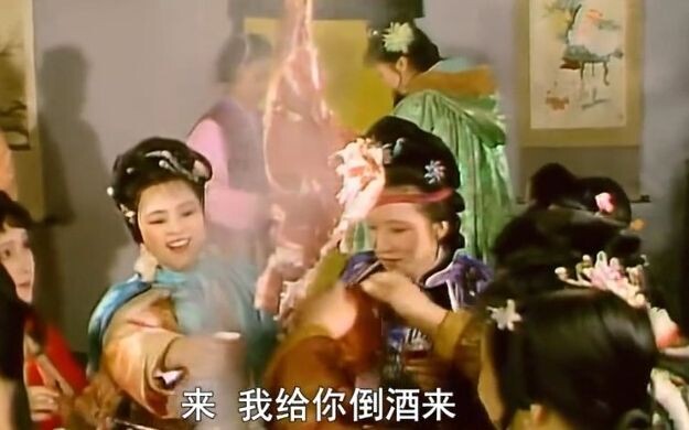 贾府小姐吃烤肉，新版VS老版，新版全程尬笑。