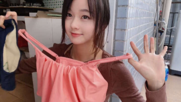 Biar enggak kena laporan, kali ini aku benar-benar coba pakai baju renang—aku udah nekat banget…