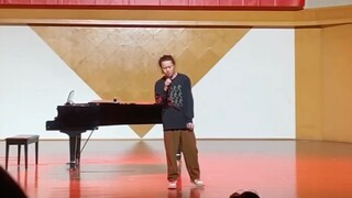 Shock! Sophomore students' cover of "Talking to the moon" is a flip-flop?