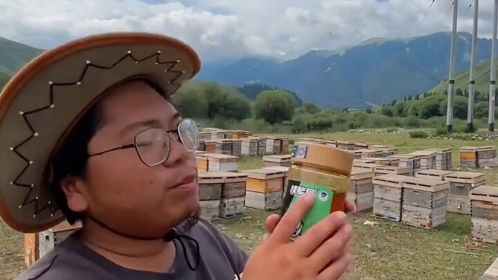 ชาวเน็ตรุ่นนี้ช่างฉลาดหลักแหลมจริงๆ! พอสงสัยว่าน้ำผึ้งของพิธีกรเป็นของปลอม ก็เลยยุให้พิธีกรจูบดูสักห