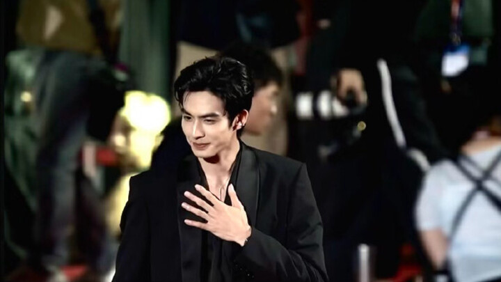 ชาวเกาหลีตื่นตะลึง: นักแสดงจีนภายใต้แสงไฟสไตล์เกาหลีดูเหมือนรูปปั้น สร้างความฮือฮาไปทั่วงานที่ปูซาน!