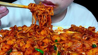 [ASMR]Eating spicy braised noodles with potato