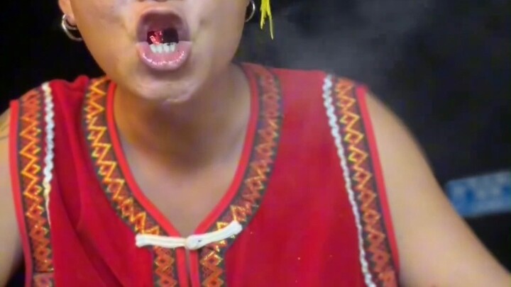 ما حقيقة “أكل الفحم” الذي انتشر كالنار في الهشيم على الإنترنت؟ افهم الحقيقة في 3 دقائق.