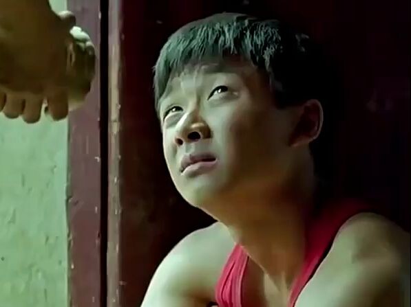 The boy deliberately ate noodles without paying and spoke confidently, just because he wanted to fin