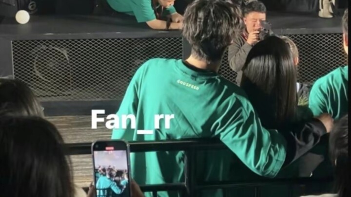 Aku juga nggak mau shipin, tapi dia peluk dia! Sikap promosi yang begitu santai dan nyaman ini benar