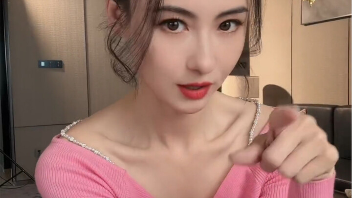 Charlene Zhang mengumumkan sedang libur, aduuuh, bikin sebel banget