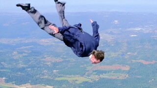 男人突然被劫匪推下万米高空