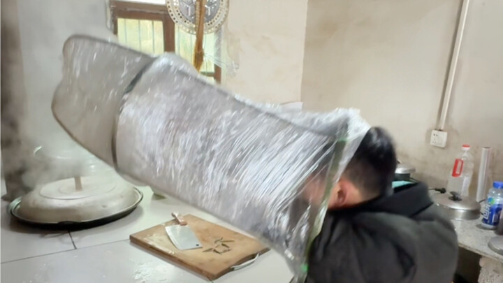 มาขอแอบกินข้าวเย็นของน้องหมาหน่อย