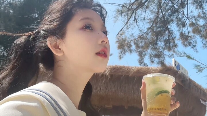 I can’t even imagine how blissful it would be to sip drinks by the beach with the person I like in s