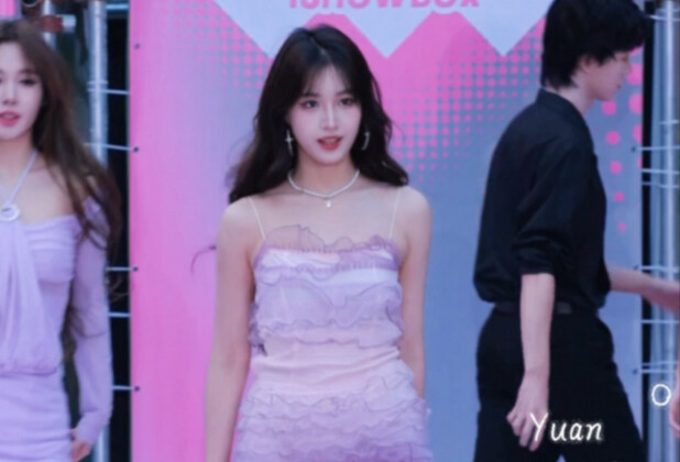 قل لي بصوت عالٍ، أليس جميلًا؟! #حفلة الأرق المباشرة