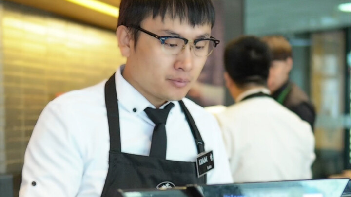 【Starbucks】Nih nih, si abang penjual kartu Starbucks yang kalian tunggu-tunggu akhirnya muncul lagi!