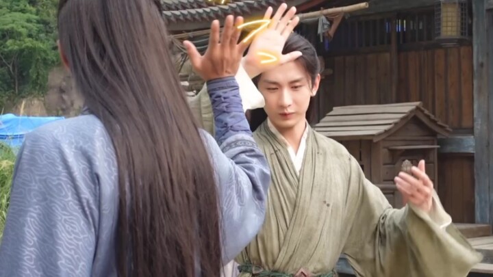 “The Lotus楼” behind-the-scenes: Cheng Yi asks, “Where’s the script?” Answer: “It’s under your butt!”