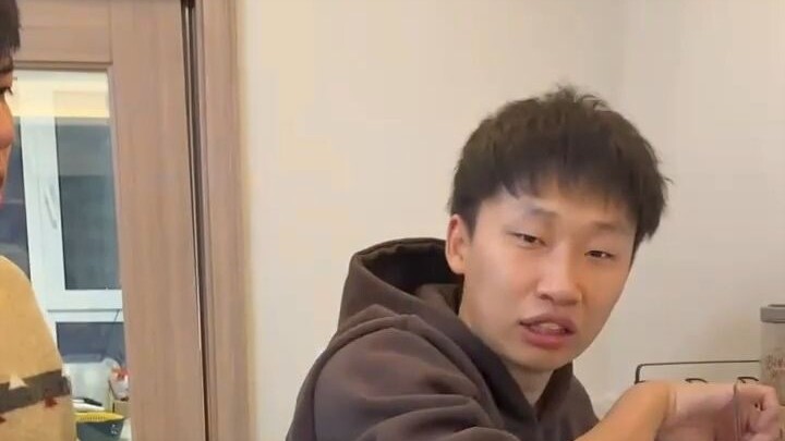 Perhatian antar teman sekamar penuh aksi sepanjang waktu, tapi akhirnya benar-benar sulit untuk dito